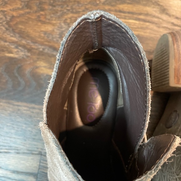 Me Too size 8 Booties - Picture 4 of 6